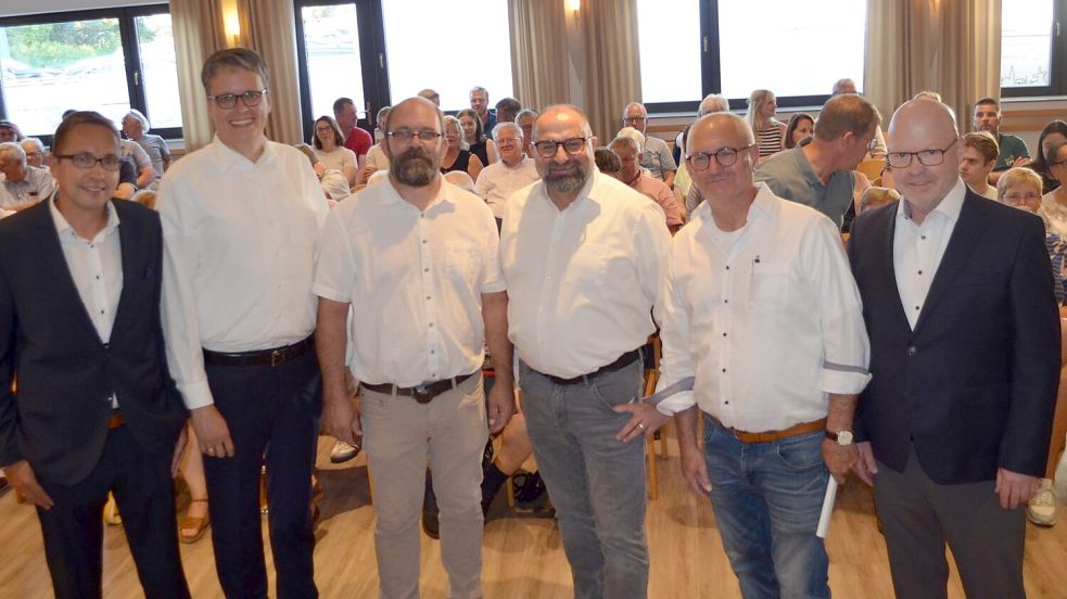 Das Podium zur Wahl-Arena bestand aus den Moderatoren Henrik Zein (links) und Horst Kruse (rechts) sowie den Bürgermeisterkandidaten für das Saterland (von links) Markus Janssen (CDU), Carsten Ambacher (SPD), Sven Stratmann (parteilos) und Joachim Schoone (von der AfD unterstützt). Foto: Astrid Fertig