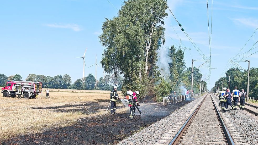 Die Einsatzkräfte brachten mehrere Flächenbrände entlang der Bahnstrecke unter Kontrolle. Foto: Markus Bruns
