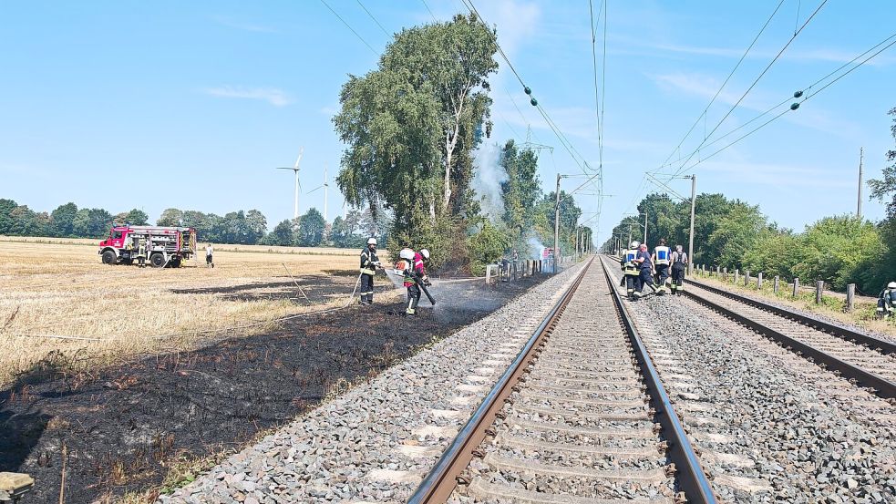 Die Einsatzkräfte bringen mehrere Flächenbrände entlang der Bahnstrecke unter Kontrolle. Foto: Markus Bruns