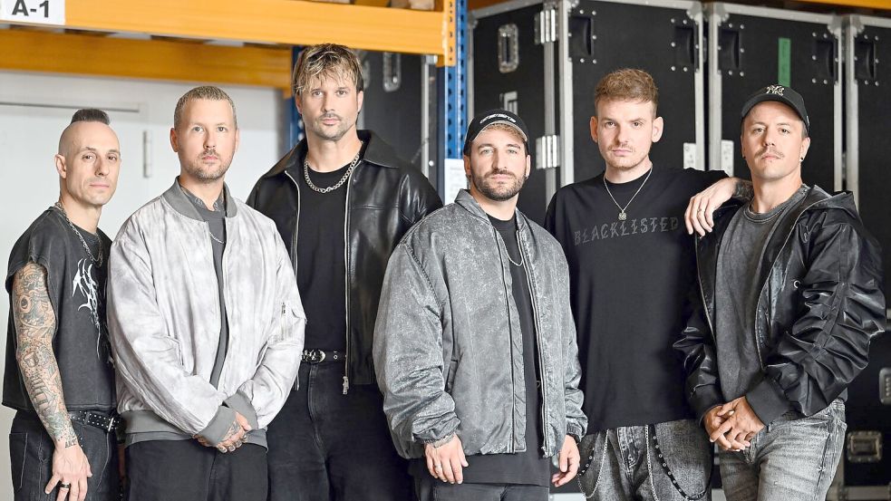 Die Band Electric Callboy steht in einer Halle in Castrop-Rauxel - von links nach rechts: Frank Zummo, Daniel Haniß, Kevin Ratajczak, Nico Sallach, Pascal Schillo und Daniel Klossek. (Archivbild) Foto: Federico Gambarini/dpa