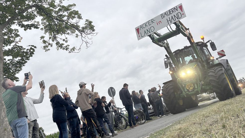 Etwa 1500 Menschen protestierten am 5. Juli 2025 in Nortmoor gegen Tennet und die EWE. Foto: Lars Löschen/Archiv