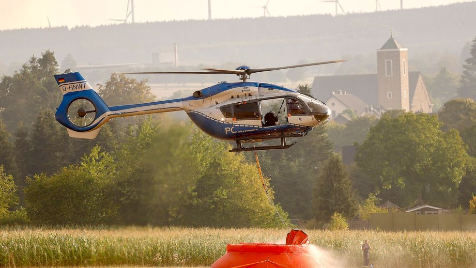 Bei Tageslicht sollen die Löschhubschrauber wieder fliegen. Foto: Thomas Banneyer