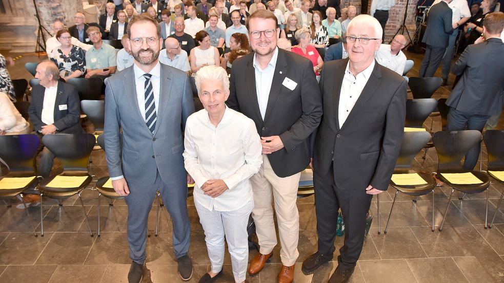 (V.l.) IHK-Hauptgeschäftsführer Max-Martin Deinhard, die Europapolitikerin Dr. Marie Agnes-Strack-Zimmermann (FDP), Oberbürgermeister Tim Kruithoff und IHK-Präsident Theo Eilers.   Foto: Stefan Claus/IHK