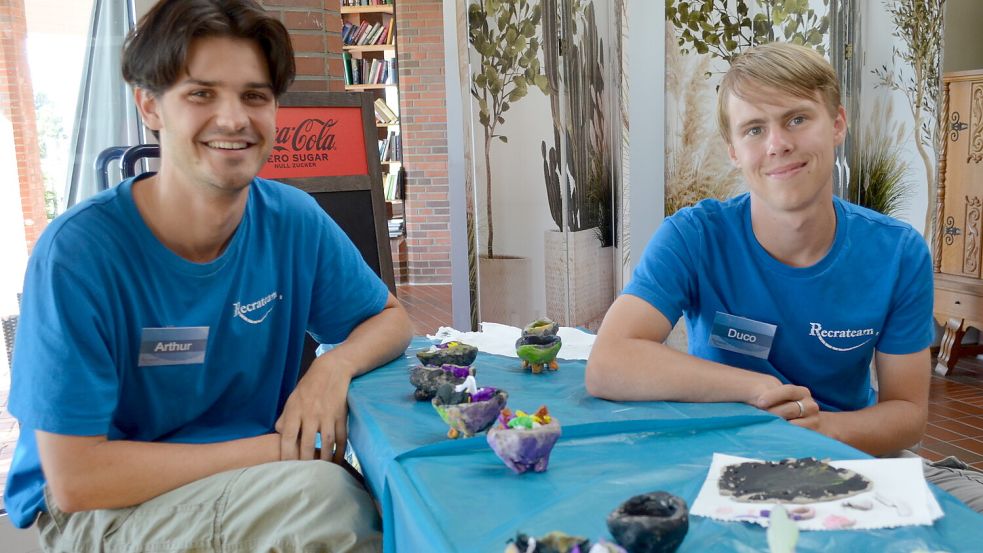 Fünf Wochen lang haben Arthur und Duco, zwei junge Niederländer, als Animateure die Kinder der Gäste auf dem Campingplatz Grotegaste bespaßt. Ihnen hat das auch viel Spaß gemacht. Nun ziehen die Beiden beschwingt von dannen. Foto: Astrid Fertig