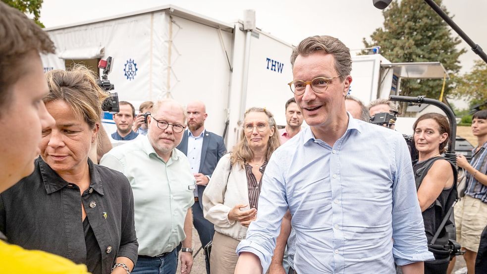 Nordrhein-Westfalens Ministerpräsident Hendrik Wüst (r, CDU), und Vize-Ministerpräsidentin Mona Neubaur (Grüne) haben sich von Einsatzkräften des Waldbrands im Hürtgenwald informieren lassen. Foto: Christian Knieps