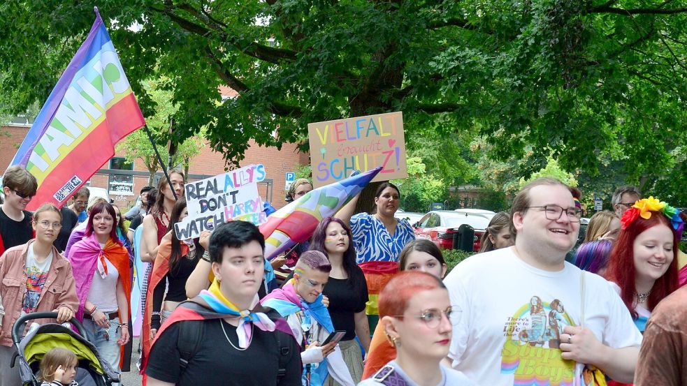 „Sichtbar. Laut. Jetzt erst recht!“ lautete das Motto für den Umzug – das setzten die Teilnehmenden in Aktion um. Foto: Hannah Lehmann