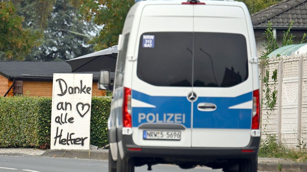 Ein Polizeifahrzeug fährt an einem Schild mit der Aufschrift „Danke an alle Helfer“ vorbei. Foto: Federico Gambarini