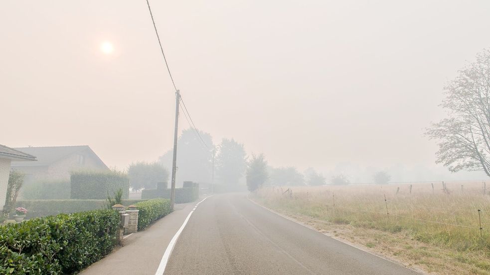 Das Großfeuer in Belgien hat sich bis auf drei Kilometer der deutschen Grenze genähert. Foto: Nicolas Lambert