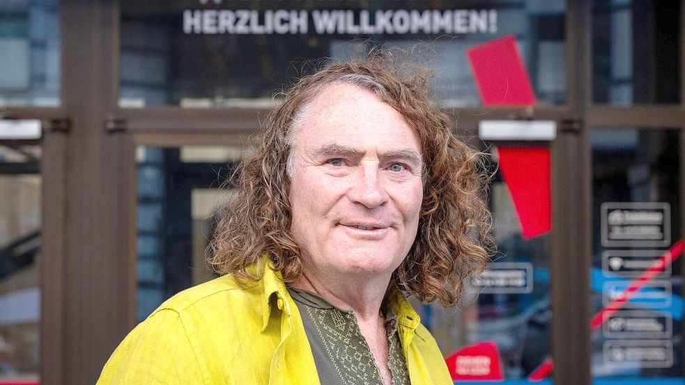 Henry Lindemeier protestiert fast jeden Tag als Ein-Mann-Mahnwache vor dem Russischen Haus. Foto: Soeren Stache