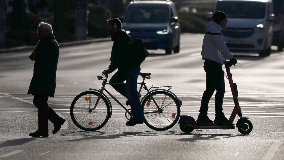 Fußgänger, Radfahrer und Rollerfahrer sind im Straßenverkehr besonders ungeschützt. (Symbolbild) Foto: Jan Woitas