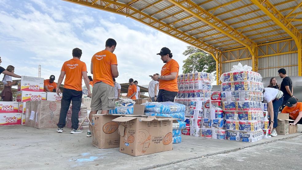 Lieferungen von Artikeln wie Windeln und Toilettenpapier werden vorbereitet. Foto: Philipp Znidar/dpa