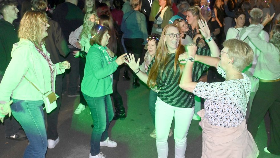 Die Oldiefete ist und bleibt ein Publikumsmagnet. Bis in die frühen Morgenstunden wurde ausgelassen getanzt und gefeiert. Foto: Holger Weers