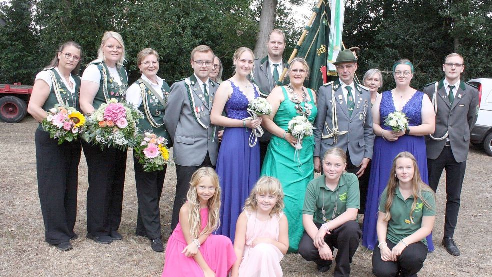 Der neue Königsthron des Schützenvereins Neuland mit Königin Anja Behrens und Prinzgemahl Ralph Behrens in der Mitte. Foto: Hans Passmann