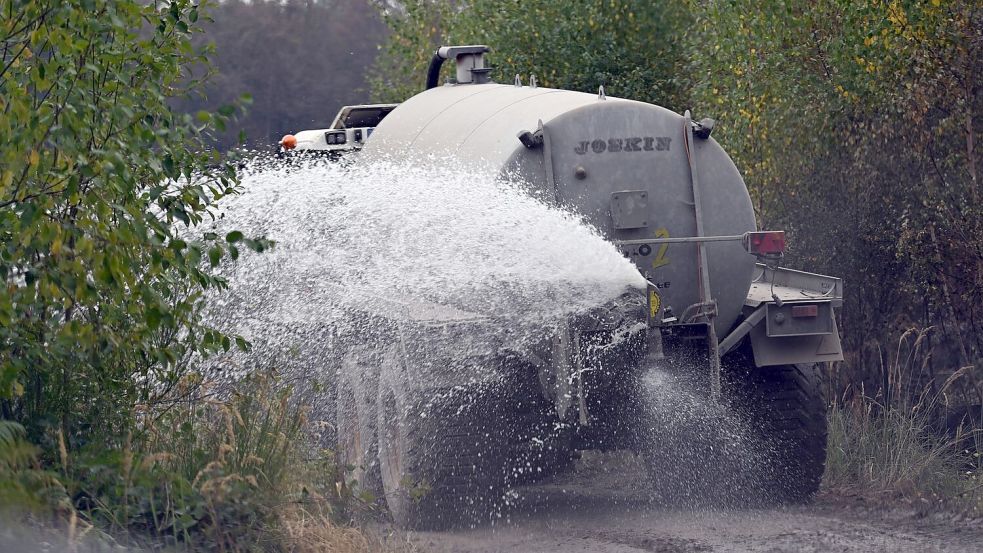 Landwirte mit Wassertanks unterstützen die Löscharbeiten beim Waldbrand im Hürtgenwald. Foto: Federico Gambarini