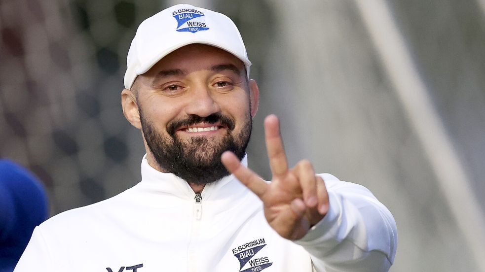 Borssums Trainer Yasin Turan freute sich über den ersten Saisonsieg. Foto: Doden/Emden