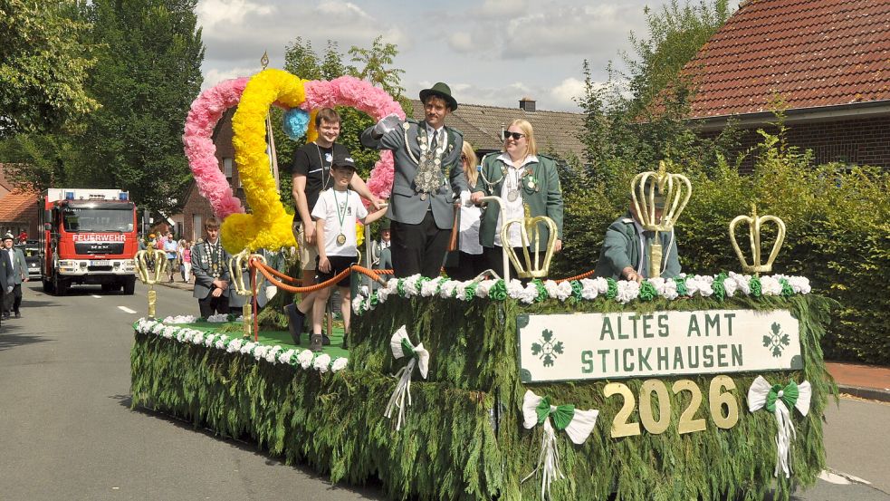 Der neue Schützenkönig Christopher Orgus wurde mit dem Königshaus auf dem Festwagen durchs Dorf gefahren. Foto: Bodo Wolters