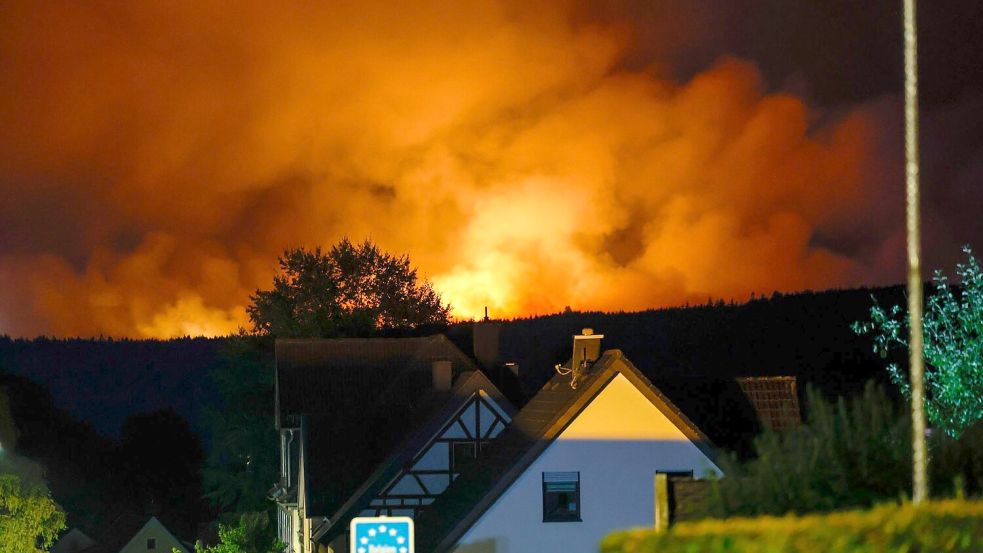 In der Nacht waren die Flammen im Hohen Venn von Monschau aus zu sehen. Foto: Thomas Banneyer