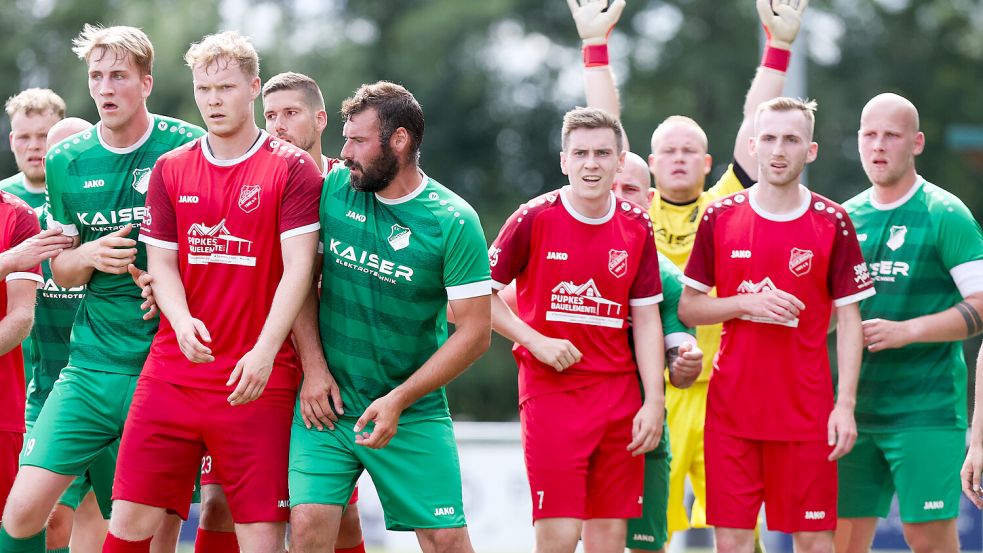 Viel Verkehr im Strafraum: Concordia Neermoor gewann mit 2:1 gegen Groß-Midlum.  Fotos: Doden/Emden