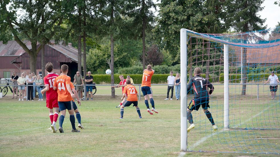 Der Holter SV hielt gegen Germania Wiesmoor lange sehr stark dagegen. Foto: Heiner Lohmann