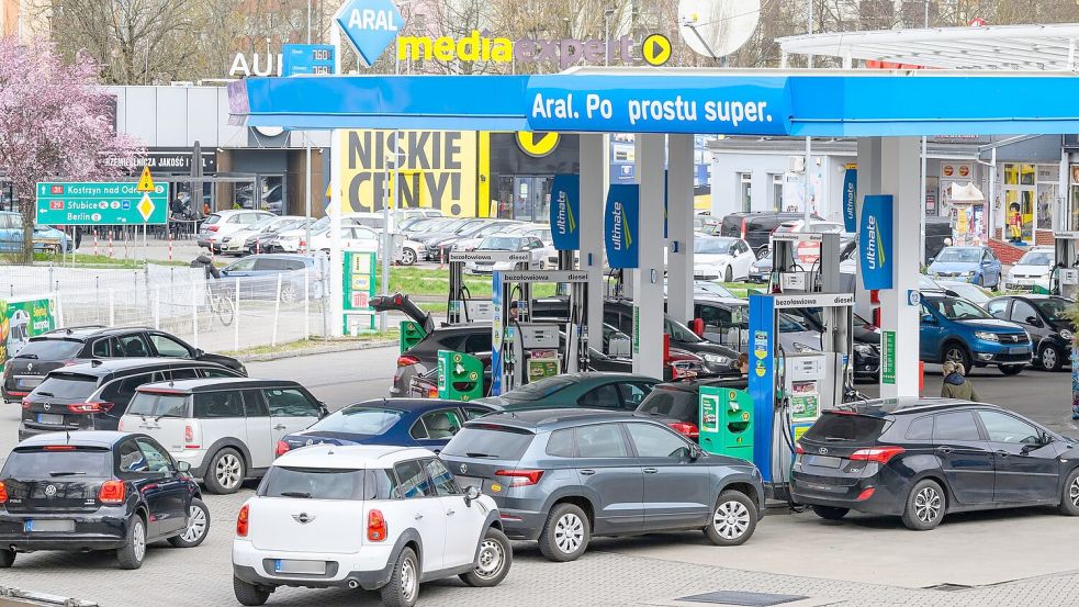 In Polen gilt vorübergehend eine gesenkte Mehrwertsteuer auf Benzin und Diesel. (Archivbild) Foto: Patrick Pleul