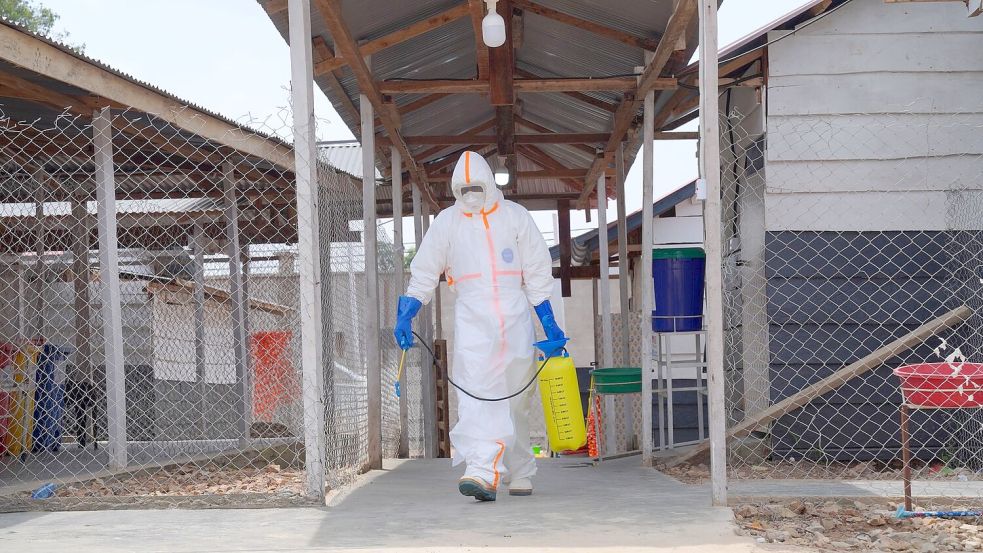Mehr als 2300 Menschen sind bislang an der Virus-Erkrankung gestorben. Foto: Dieudonne Dirole