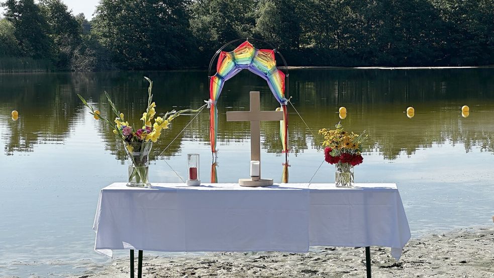 Unter freiem Himmel gab es am Steenfelder Badesee einen besonderen Gottesdienst. Foto: Andreas Engel/Kirchenkreis