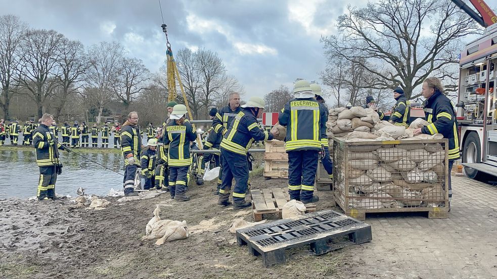 Weihnachten 2023 kämpften die Feuerwehren gegen einen drohenden Deichbruch in Langholt. Foto: Dirk Hellmers/Archiv