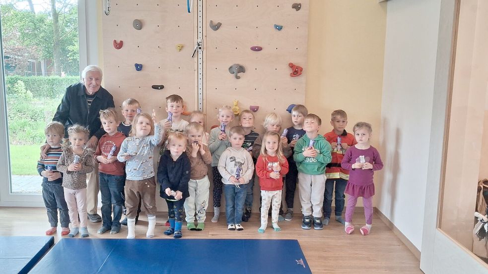 Hellmuht Sanders mit den Kindern der Kita Backemoor. Foto: Kita Backemoor