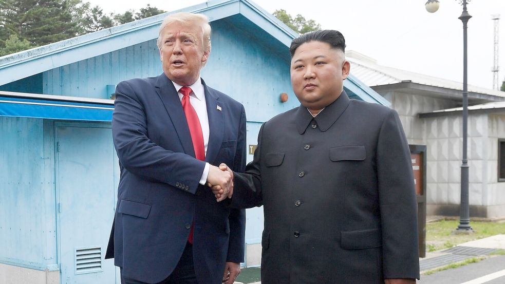 US-Präsident Donald Trump und Nordkoreas Machthaber Kim Jong-un geben sich bei einem Treffen im Jahr 2019 die Hand. Foto: dpa/AP/Susan Walsh