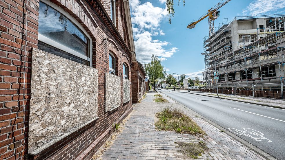 Leerstand neben Großbaustelle: Die Häuser liegen direkt gegenüber vom Klinikum Leer. Foto: Klaus Ortgies