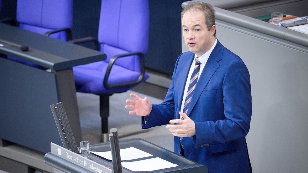 Martin Sichert, hier bei einer Rede im Bundestag, versucht sich gerichtlich gegen seine Nichtzulassung als Landratskandidat in Friesland vorzugehen. DPA-Symbolfoto: Bernd von Jutrczenka