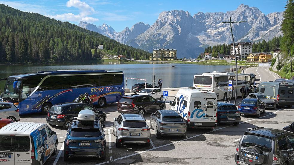 Ein See in den Dolomiten: Die Alpenregion in Südtirol ist bei Touristen aus aller Welt sehr beliebt. Foto: IMAGO/Eberhard Thonfeld