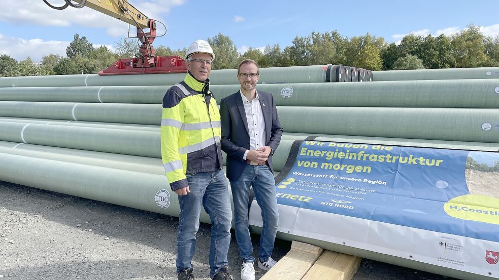 Bei einem Termin auf dem Rohrlagerplatz für H2Coastlink 1 in Moormerland informierte sich Bürgermeister Hendrik Schulz (rechts) über den aktuellen Stand des Pipelinebaus. Werner Müller ist Mitglied des Projektteams bei EWE Netz. Foto: EWE Netz / Volker Diebels