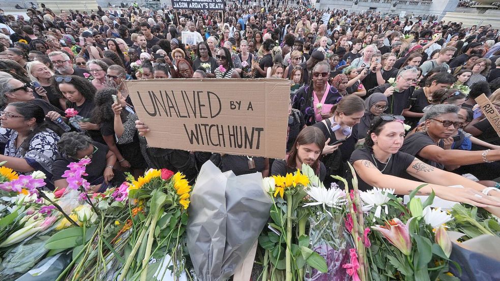 Menschen legten Blumen nieder. Foto: Yui Mok