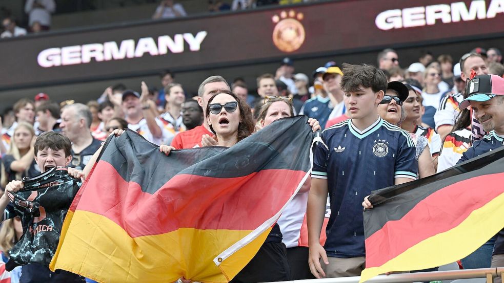 Dürfen in der Nations League wieder auf Stehplätze: Fans der deutschen Nationalmannschaft. (Archiv) Foto: Federico Gambarini/dpa