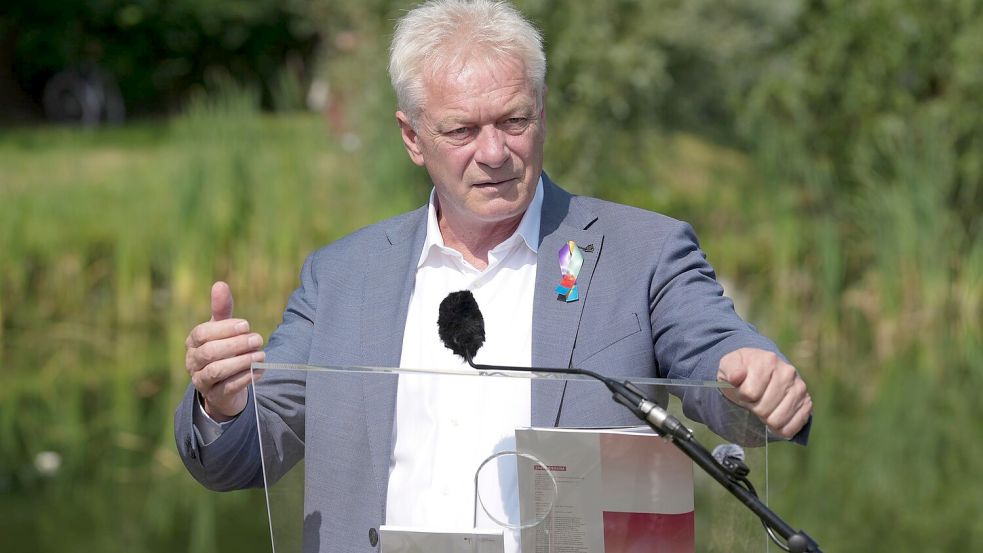 Minister Rainer will die Bauern mit ihren Sorgen nicht allein lassen. (Archivbild) Foto: Sven Kaeuler