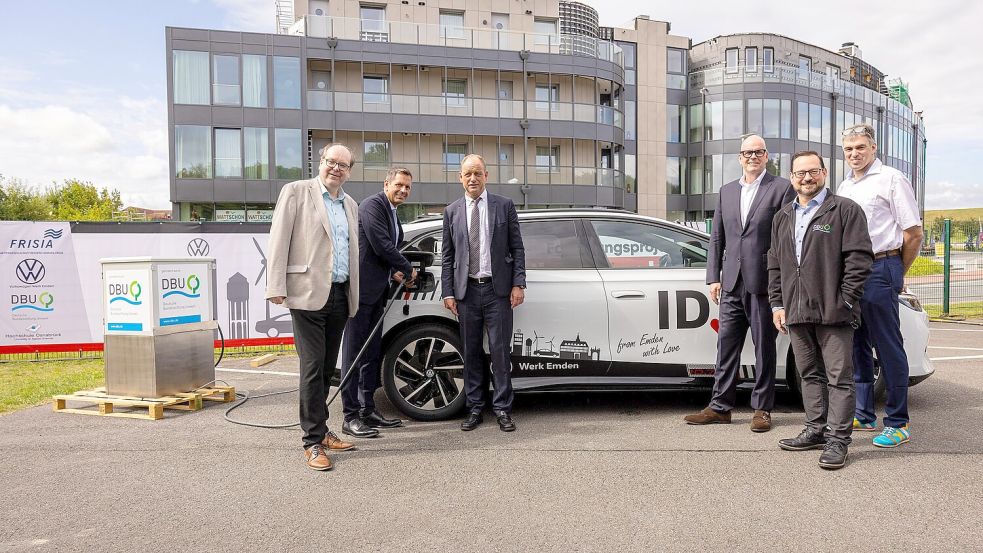 Den ersten Prototypen der neu entwickelten Ladesäule nehmen (von links) Umweltminister Christian Meyer, Ministerpräsident Olaf Lies, Frisia- Vorstand Carl-Ulfert Stegmann, Enno Fehse (Leiter des Volkswagen Werks Emden), Alexander Bonde (Generalsekretär der Deutschen Bundesstiftung Umwelt) und Prof. Dr.-Ing. Hans-Jürgen Pfisterer (Hochschule Osnabrück) in Betrieb. Foto: Reederei Norden-Frisia