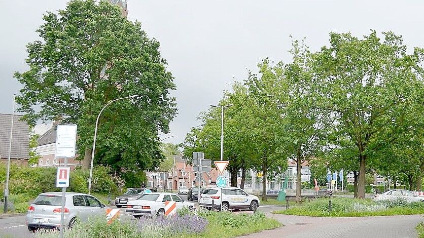 Den Kreisverkehr am Rhauderfehner Untenende passieren täglich Tausende von Fahrzeuge. Oft staut sich der Verkehr. Wie die Kommunalpolitik damit umgehen will, beantworteten Parteien und Wählergemeinschaften, die für den Gemeinderat kandidieren. Foto: Astrid Fertig