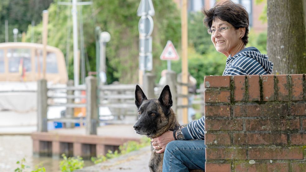 Trainerin Frauke Prüß aus Leer weiß Bescheid darüber, wie die Urlaubszeit mit dem Hund bestmöglich läuft. Foto: Klaus Ortgies