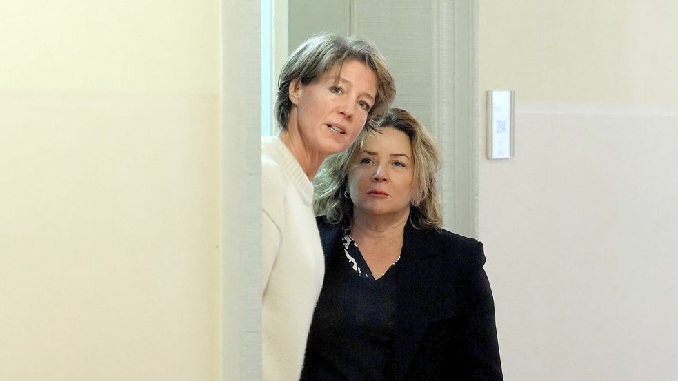 Christina Block (l), deutsche Gastronomin und Unternehmerin, steht in einer Unterbrechung im Prozess wegen mutmaßlicher Kindesentführung neben Gül Pinar (r), Verteidigerin vom Angeklagten P., im Landgericht Hamburg. Foto: dpa/Marcus Brandt