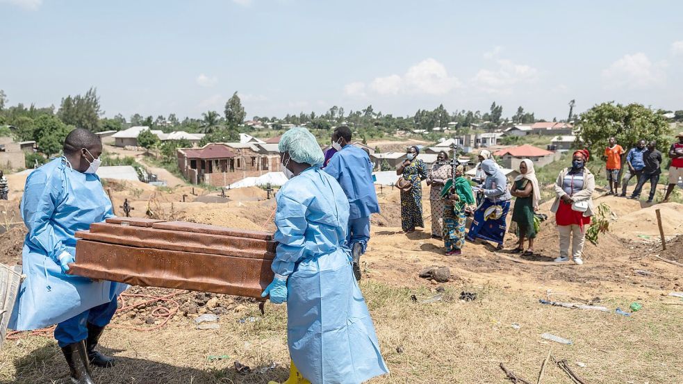 Verstorbene Ebola-Patienten sind hochansteckend und müssen unter besonderen Sicherheitsvorkehrungen beigesetzt werden. (Archivbild) Foto: Moses Sawasawa