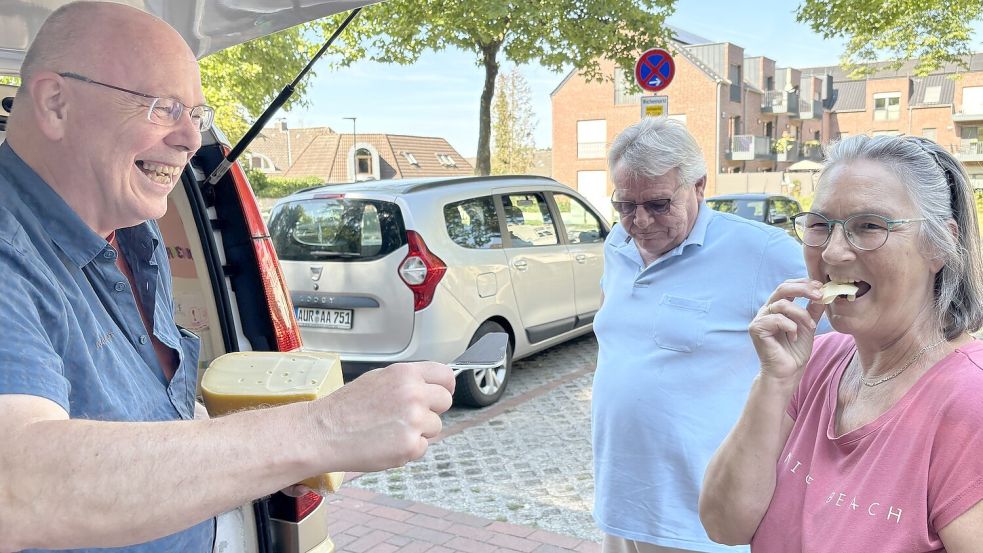 Bei Henk van Rees, dem Käse-Onkel aus Holland, darf gerne probiert werden. Foto: Oliver Bär