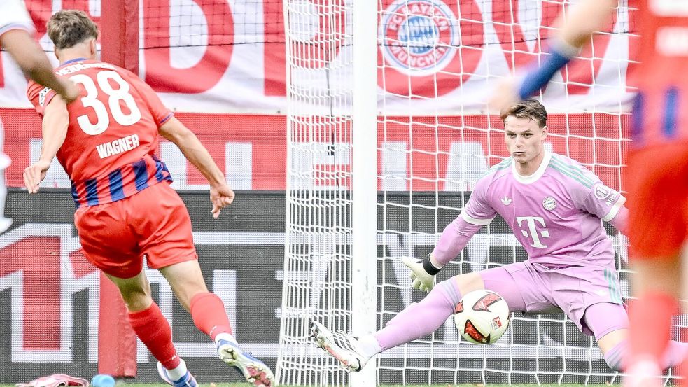 Früh bezwungen: Bayern-Keeper Jonas Urbig (r.). Foto: Harry Langer