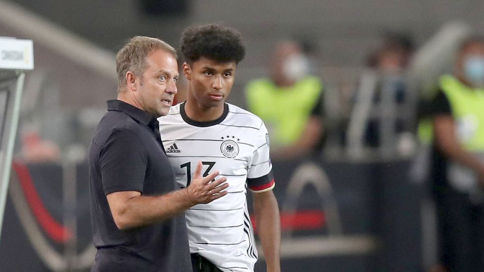 Trainer Hansi Flick (l) arbeitet wieder mit Karim Adeyemi zusammen. (Archivbild) Foto: Tom Weller