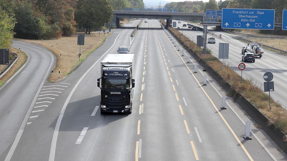 Fast alle Bundesländer haben das Fahrverbot für Lkw an Sonn- und Feiertagen vorübergehend aufgehoben. Foto: Sascha Thelen