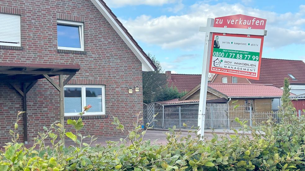 „Haus zu verkaufen“ – wer im Oberledingerland oder im Nordkreis Cloppenburg eine gebrauchte Immobilie kaufen will, der muss unterschiedlich tief in die Tasche greifen. Foto: Henrik Zein