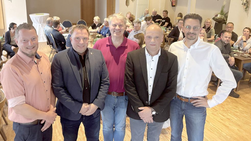 Mit (von links) Janno Schmid (parteilos), Gerwin Kuhlmann (parteilos), Thorsten Sinning (parteilos), Michael Ulrichs (parteilos) und Tammo Lenger (Bündnis 90/Die Grünen) bewerben sich gleich fünf Kandidaten für den Posten des hauptamtlichen Bürgermeisters von Westoverledingen. Foto: Carsten Ammermann