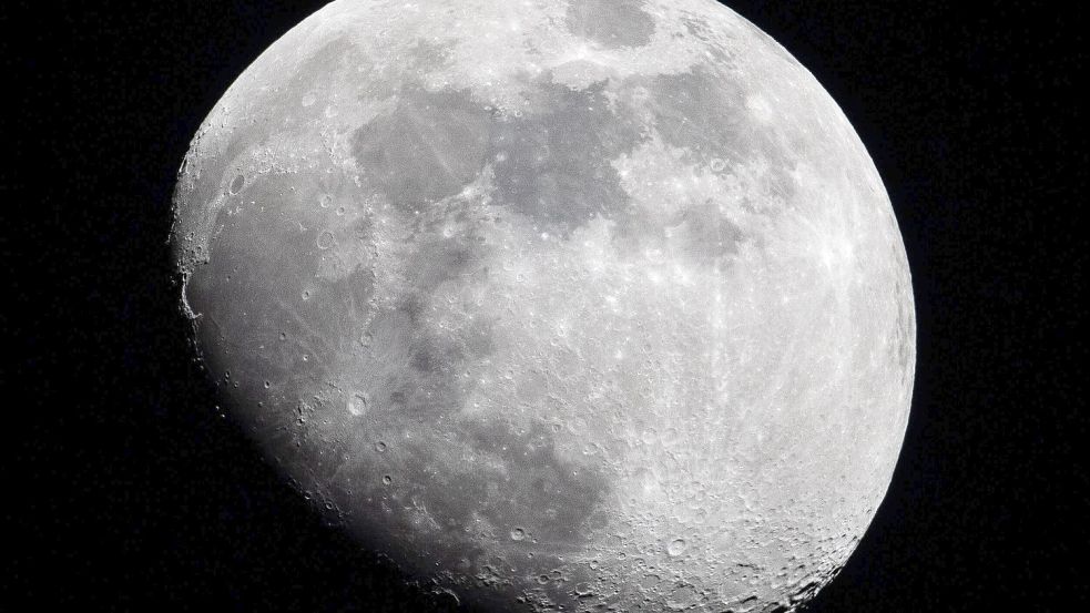 Ein Mondflug mit ungewolltem Ausgang: Der Schrott einer SpaceX-Rakete, die im vergangenen Jahr zwei Lander dorthin brachte, ist nun auf dem Erdtrabanten eingeschlagen. Foto: dpa/Boris Roessler