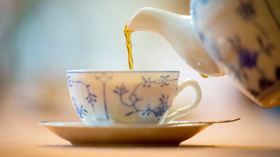 Eine Tasse Ostfriesentee mit Wulkje. Mit einem Pro-Kopf-Verbrauch von 300 Litern pro Jahr wurde den Ostfriesen im Jahr 2021 der Weltrekord im Teetrinken beurkundet. Foto: Mohssen Assanimoghaddam/dpa