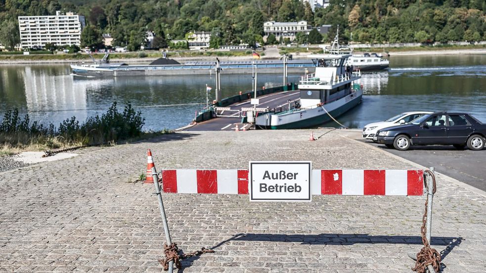 Viele Fähren sind wegen des Niedrigwassers außer Betrieb - so die Fähre Bad Honnef, die mindestens bis Donnerstag einschließlich den Betrieb eingestellt hat. (Archivbild) Foto: Oliver Berg